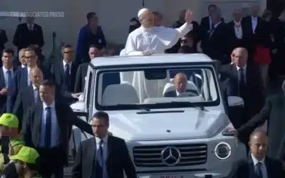 La papamobile elettrica di Papa Leone XIV