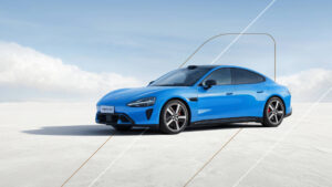 Blue Xiaomi SU7 electric saloon, exterior view